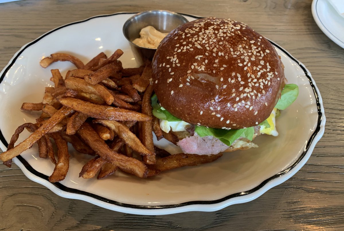 MunizMe's tweet photo. It’s #brunch time on #Villeray @Restomeson #secreti #sandwich https://t.co/aG5nhfLouM
