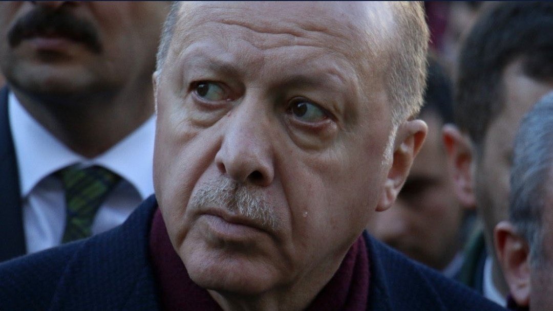 Tanımadığı bir kadını kurtarmak için elleri kanayana kadar enkaz kazan Suriyeli Mahmut...

17 saat göçük altında kalan Azize'ye umudun Kürtçesini haykıran Emine...

Enkazların başında ailesini bekler gibi bekleyen dertli bir Cumhurbaşkanı...

Allah ülkemize zeval vermesin.