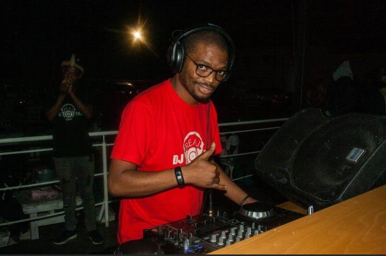 DJSmashP's tweet photo. On my way to Jozi FM for a radio interview, so tune in. 105.8 FM. We will ne talking RealDJPapi and future plans. #RealDJPapiGWR #MusicVault2020 #MensConference2020 #Amakhosi4Life #DJSbu #kamomphela #5years https://t.co/irJdxukAuZ