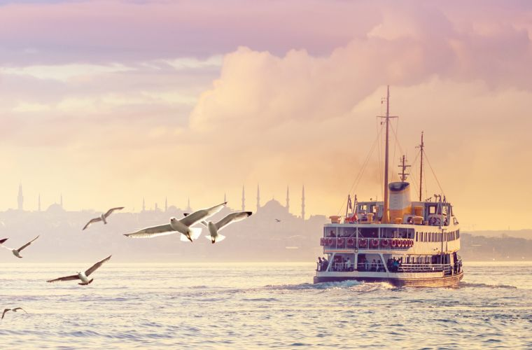 Bir hâli yaşamaktan daha önemlisi kiminle yaşadığındır.
Bu nedenledir ki, ulvî bir hâli süflî bir kişiyle ya da süflî bir hâli ulvî bir kişiyle yaşamak kaderin en cilveli takdiridir.
Dervişin dediği gibi "Hikmetinden suâl olunmaz."