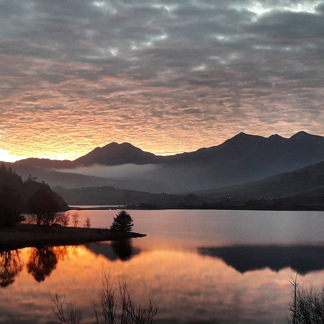 alexanderrclay's tweet photo. I chose the best week to nip to the Land of Dragons to work with @UClanOutdoors out of @PlasyBrenin. High pressure & blue skies every day - a welcome change to Scottish winter @UCLan @the_AMI #welltimed #callthiswork #ilovemyjob #sunset #wales #dragon #landofdragons https://t.co/IlgcM5RA2X