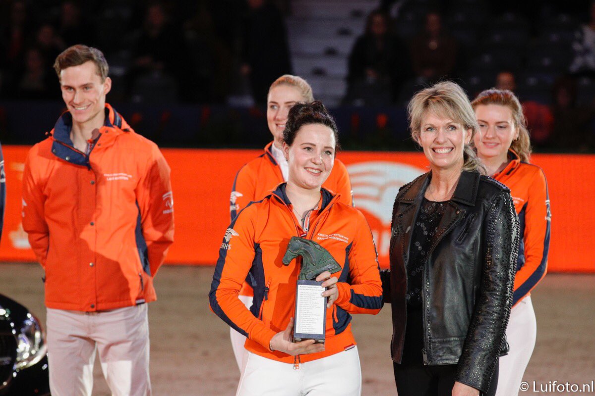 Jeanine Nieuwenhuis is winnares van het <a href="/KNHSNederland/">KNHS</a> talententeam van 2019. 
Gefeliciteerd Jeanine! <a href="/jsn01/">jeanine nieuwenhuis</a> 
Foto: <a href="/luifoto/">foto lui</a>