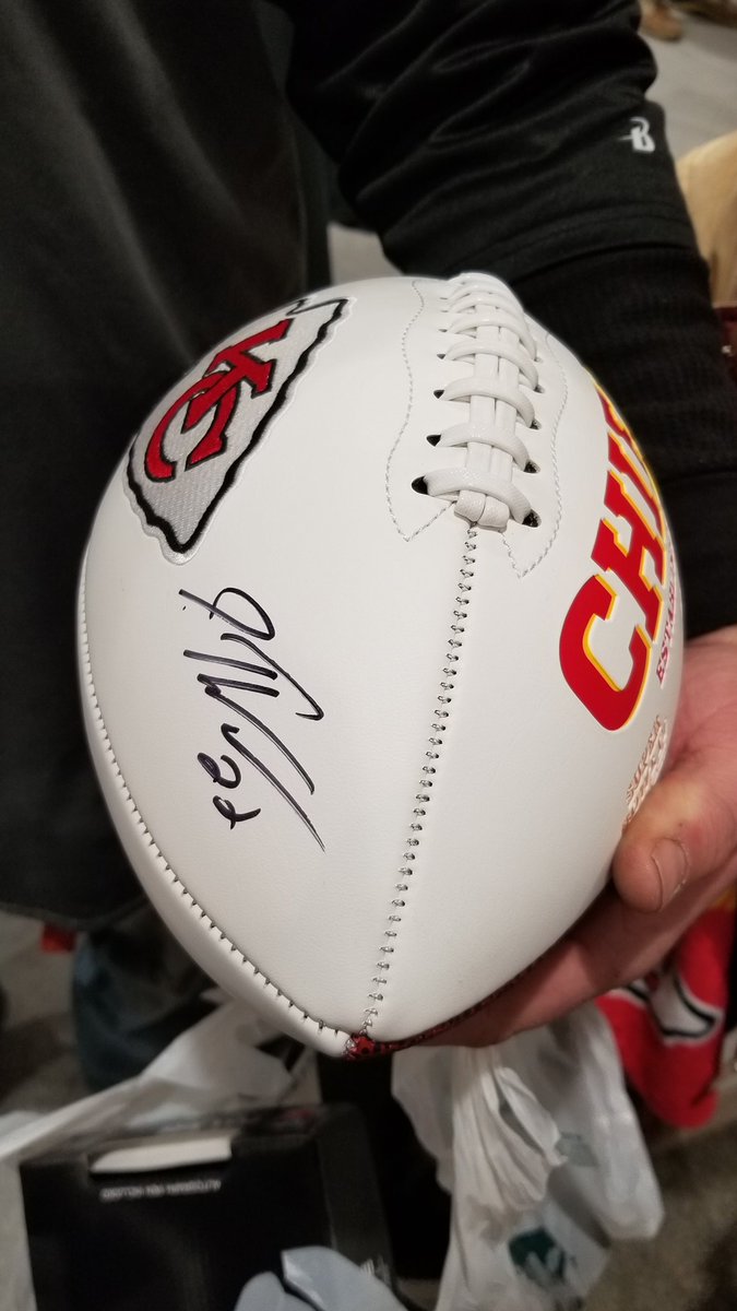 Some fired up #Chiefs fans inside Dick's Sporting Goods at Town Center today with <a href="/Juan_Thornhill/">The Chosen Juan👑🙇🏽‍♂️</a> in the house signing autographs

#ChiefsKingdom