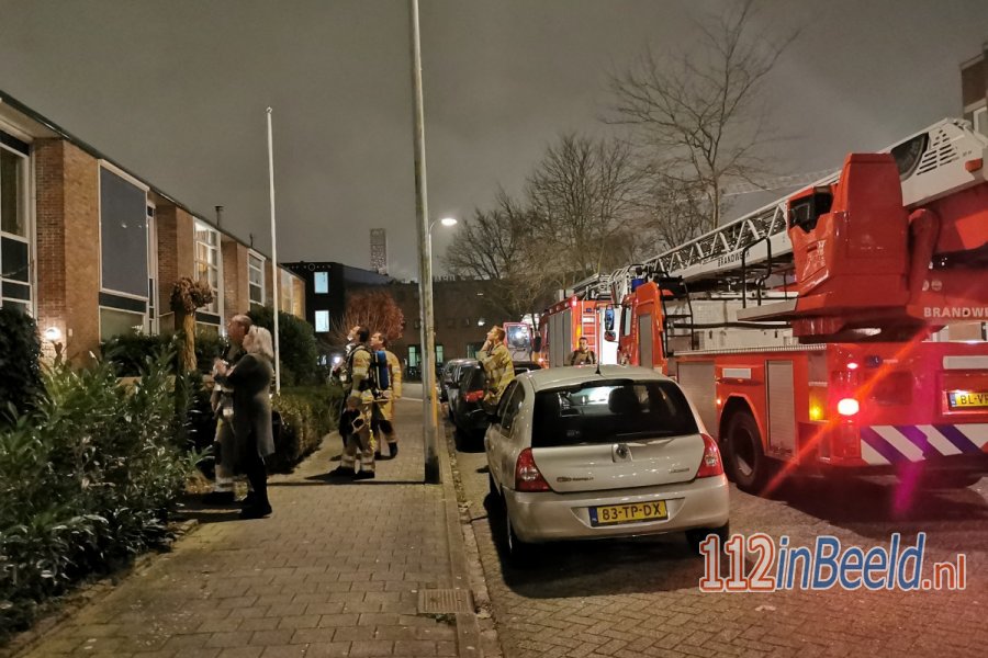 Brandweer veegt schoorsteen na brand aan de Chirurgijnsgilde in #Amersfoort. 112 in Beeld.