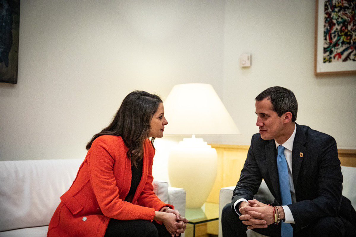 InesArrimadas's tweet photo. Me he reunido con @jguaido, presidente legítimo de Venezuela. Le he trasladado todo mi apoyo y el de @CiudadanosCs a la lucha del pueblo venezolano por la libertad, los derechos humanos y la democracia. Espero que muy pronto podamos celebrar el fin de la tiranía de Maduro 🇻🇪🇪🇸 https://t.co/kyVXBP3b8V