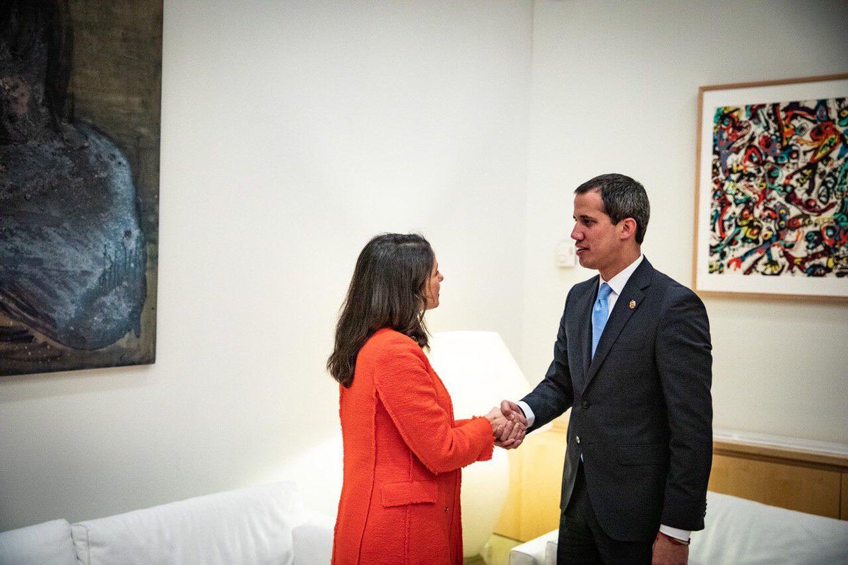 InesArrimadas's tweet photo. Me he reunido con @jguaido, presidente legítimo de Venezuela. Le he trasladado todo mi apoyo y el de @CiudadanosCs a la lucha del pueblo venezolano por la libertad, los derechos humanos y la democracia. Espero que muy pronto podamos celebrar el fin de la tiranía de Maduro 🇻🇪🇪🇸 https://t.co/kyVXBP3b8V