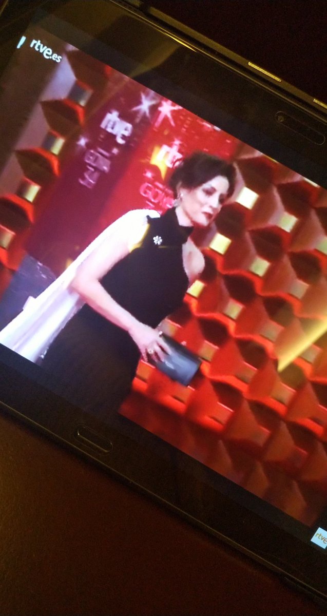 Así de guapísima ha llegado @4na4lvarez a la alfombra de los #Goya2020 ❤️