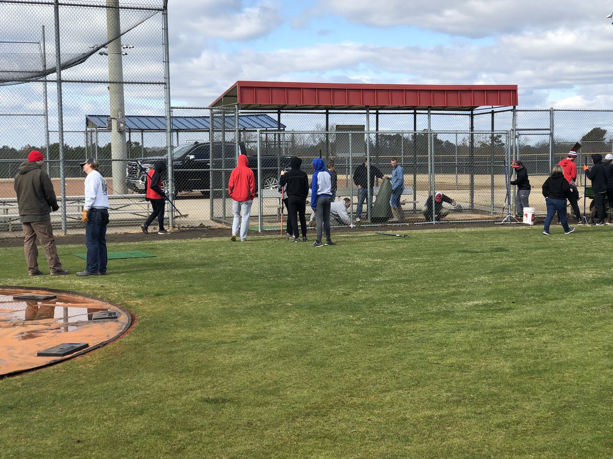 CraigFolds's tweet photo. Great day of work for clean up day on @SHSPhoenixBSBL park. Great group of parents and it reflects with the work ethics of our guys!! My heart is full today!! Thanks everyone that came out to help. https://t.co/BcWw0HCeGP
