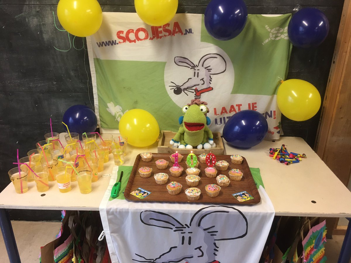 Feest vandaag bij #Scojesa in Sassenheim vanwege 100 jaar welpen bij Scouting Nederland! Cupcakes, limonade, poortbal en Hollandse Leeuwen! En ik mocht meedoen! 😃👏
