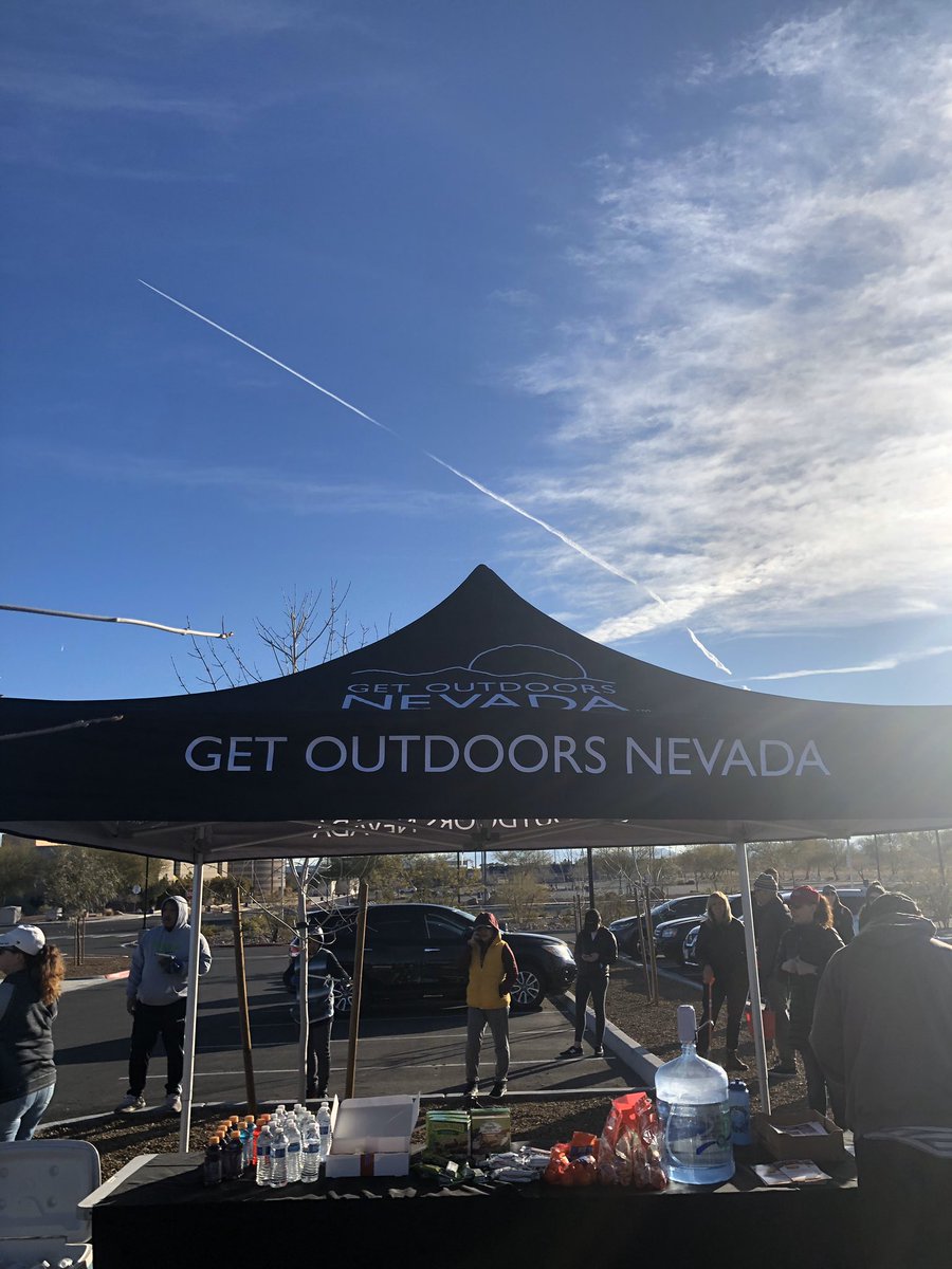 Anzalone4Ed's tweet photo. Had some awesome Vista students out early this morning helping @MichaelNaft with the county’s cleanup efforts. Partnerships like this are crucial! #wearevista @ClarkCountySch @LeoTheLionSVHS @SuptJaraCCSD @DeptSuptGullett https://t.co/yaOeIW4zDS