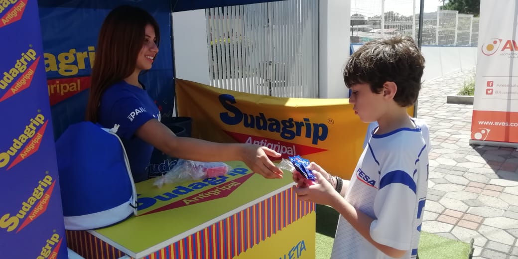 FESAELSALVADOR's tweet photo. Nuestro Patrocinador @Sudagrip nos acompaña en el convivio de #Campeones2019, realizando dinámicas y juegos, además de brindar promocionales y @Sudagrip para todos los asistentes 🙌🏼⚽️💪🏼😀 https://t.co/SPII3LHiiM