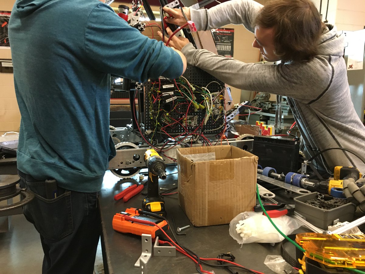 montipythons's tweet photo. our #Saturday session is going swimmingly lots of productivity and focus #Robotics #enginering #magic https://t.co/6hDjua6RoX