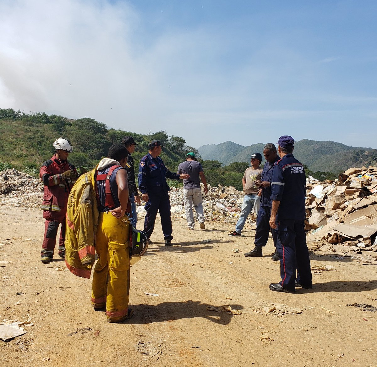 OSCARH2010's tweet photo. #25Ene #3erAniversarioCarnetDeLaPatria Como un sólo equipo Alcaldía y Gobernación trabajando para apagar el incendio del relleno sanitario de San José. Supervisados directamente, desde la tarde del jueves 24Ene, por @luiscarPSUV #EstamosVenciendo #CuerposDeSeguridadDesplegados https://t.co/92oYvjjN34