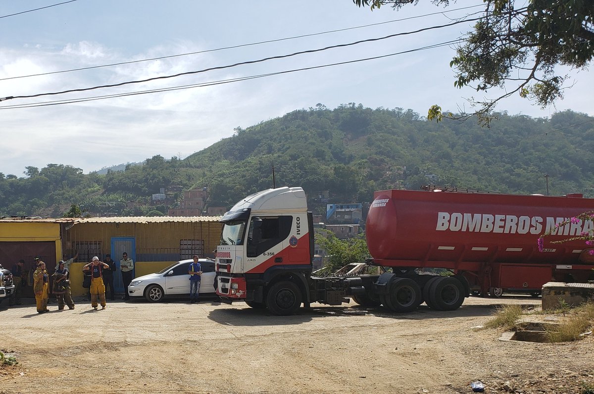 OSCARH2010's tweet photo. #25Ene #3erAniversarioCarnetDeLaPatria Como un sólo equipo Alcaldía y Gobernación trabajando para apagar el incendio del relleno sanitario de San José. Supervisados directamente, desde la tarde del jueves 24Ene, por @luiscarPSUV #EstamosVenciendo #CuerposDeSeguridadDesplegados https://t.co/92oYvjjN34