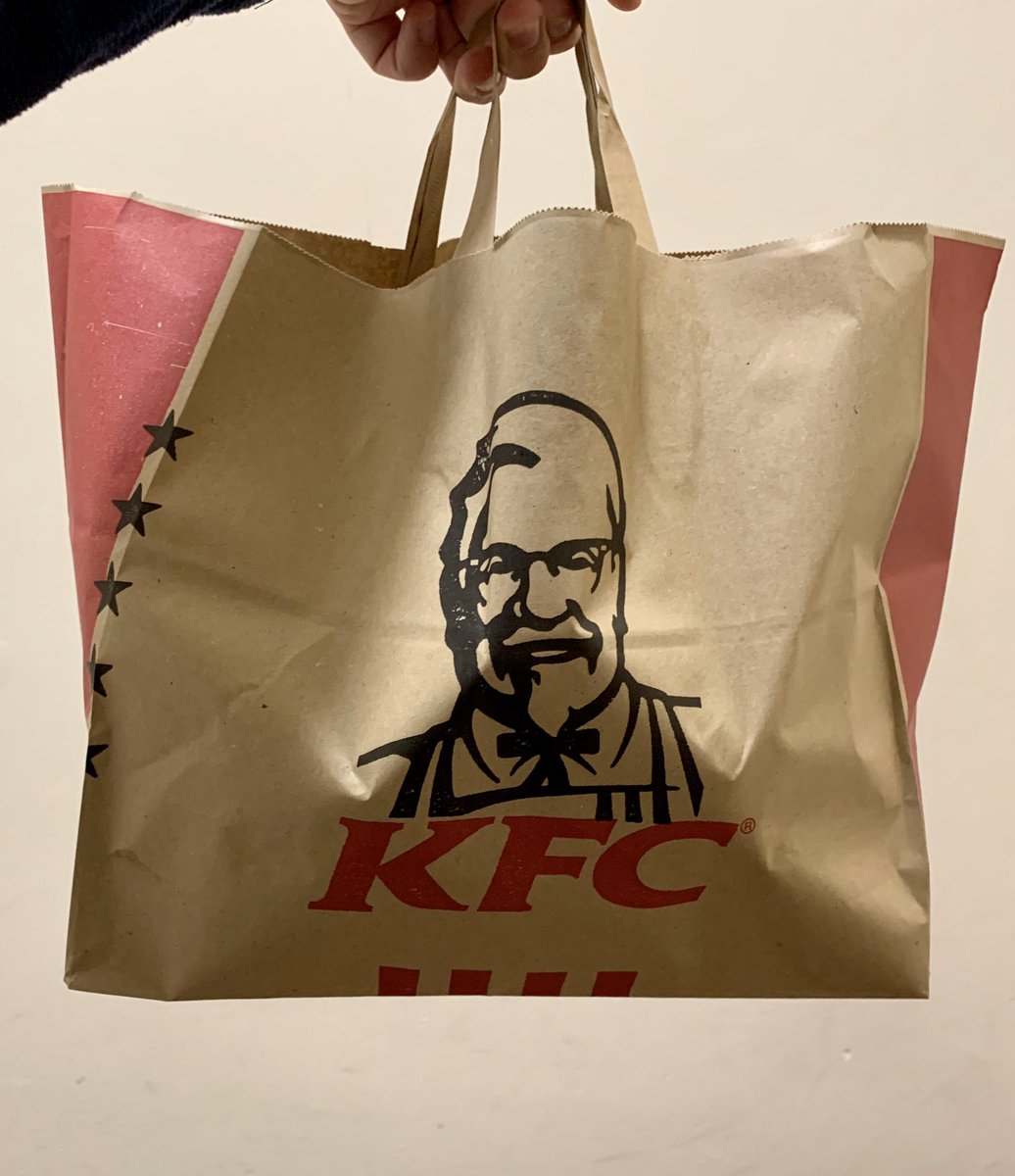 ThingsWeEat_'s tweet photo. Zinger tower box meal, 1 pc chicken and 2 hot wings from @kfc. 🍗

Thank you @UberEats for the super quick delivery!

Burger was bang on and I think it’d be fair to award an 8.5/10 for this but, I wasn’t a fan of the chips and the gravy was lil lumpy so 7.5/10 overall from me. https://t.co/6vliq6fa89