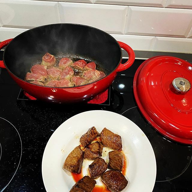 BŒUF BOURGUIGNON (Part 1)
.
.
.
#beef #bæufbourguignon #boeufbourguignon #eating #eat #food #foodporn #foodpic #instalife #instafood #instapic #yummy  #omg #lovelife #lovemylife #thanksgod #qualitytime  #taste #delicious #dinner #selfmade ift.tt/37vV6SY