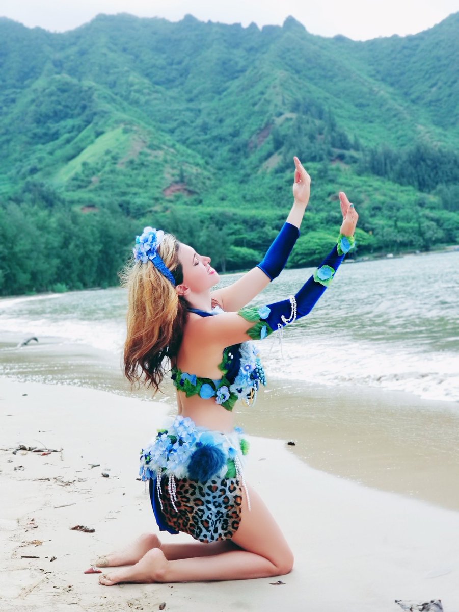 TheDarAlexander's tweet photo. When enveloped by epic mountains and immortal sea, my heart swells with EPIC GRATITUDE.

Mahalo, Hawai'i, land that birthed and bred me. https://t.co/Yhw3ffWu4y