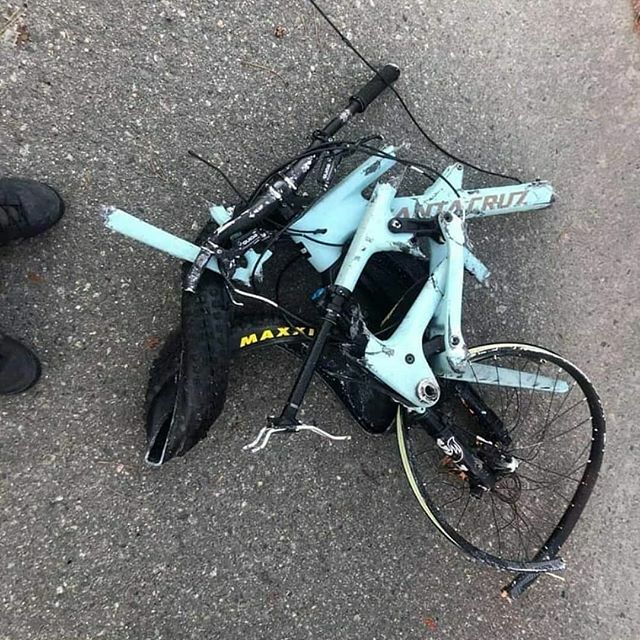 Ride24mtb's tweet photo. Santa Cruz lifetime frame warranty 😱😱😱😱
. 
#mtb #mtblife #mtbpictureoftheday #redbull #mtbgram #mtbstreet #downhill #downhillmountainbiking #dh #enduromtb #downhillmtb #santacruz #rockshox #canyon #mtbgirl #mountainbike #specializedbikes #mountainbiker #trek #ride24mtb #… https://t.co/1lfte8VGK4