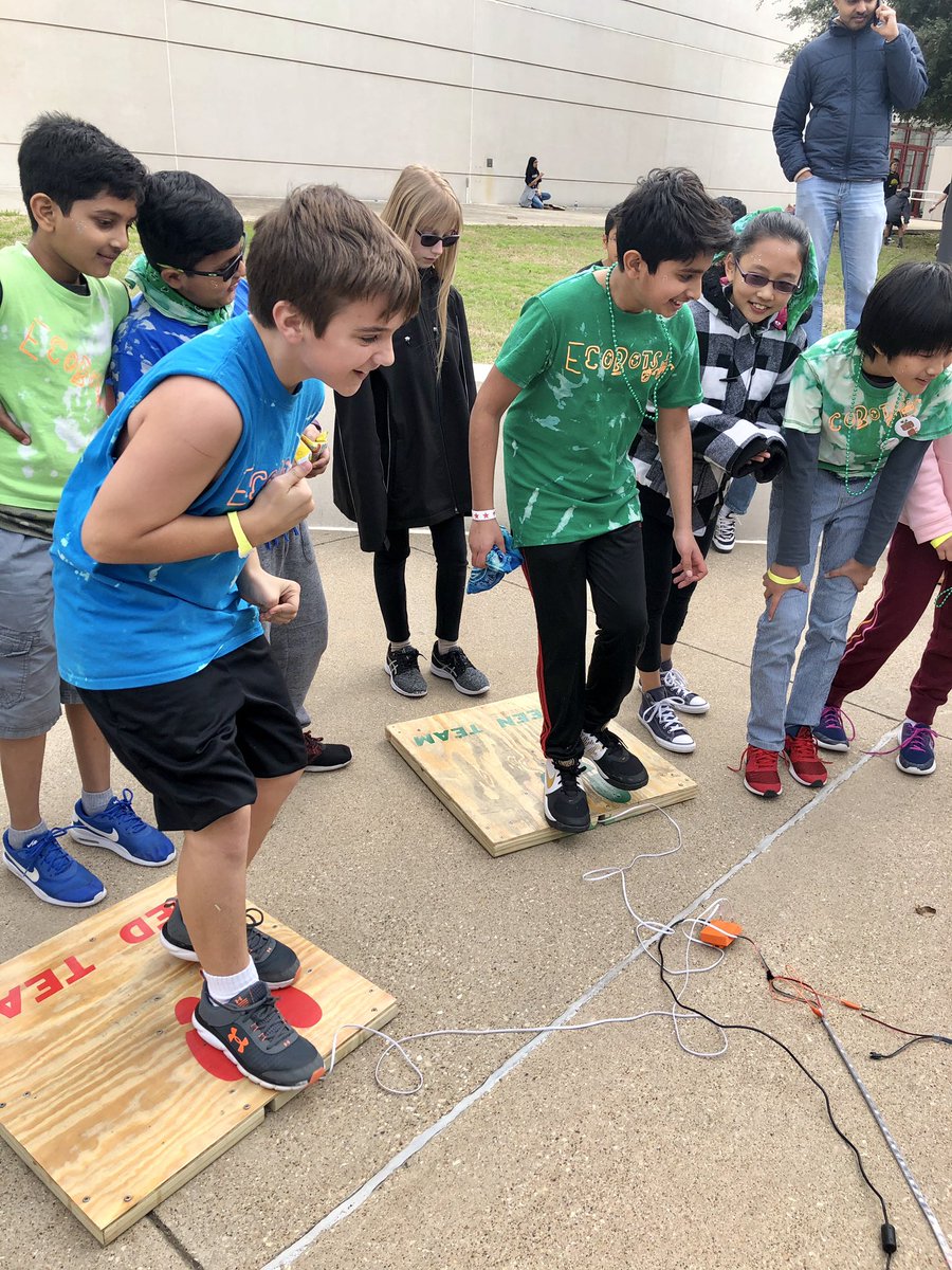 missPACEwhite's tweet photo. Lunch break fun!!! EcoBots!!!! #gulledgelearns thank you Perot Museum @GulledgeGators @PerotMuseum https://t.co/QAEC0y89TG