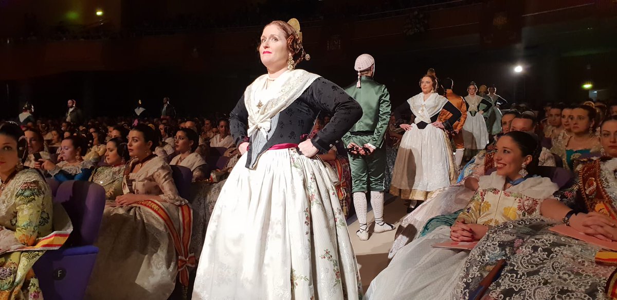 act_fallera's tweet photo. 📷 El Grup de Danses Alimara participa en esta primera parte bailando en diversas zonas del escenario y el patio de butacas del Palacio de Congresos.

#Exaltació20 #fallas #falles #fallas2020 https://t.co/zSGOplZZE5