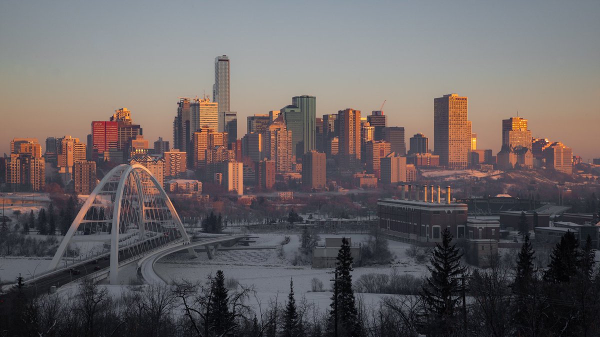 Just as the sun was rising this morning 👌 It was a beautiful morning, and as an added bonus, <a href="/kmoorephotos/">Keith Moore</a> saw me and stopped for a chat #exploreedmonton #yegdt #yegwx