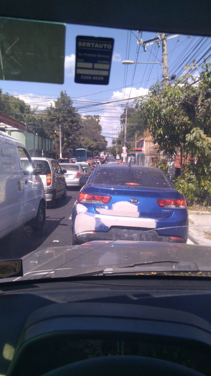 Shopuscrispy's tweet photo. @alertux @traficoslv pesado sobre la 75 ave norte y choque a un costado de Galerias Escalón https://t.co/t4LjvJ1ygF
