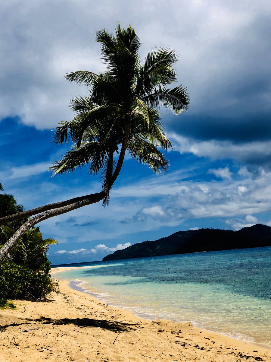 DenisBrogniart's tweet image. Les amis avant la deuxième soirée @TheVoice_TF1 je vous annonce une surprise #kohlanta demain en fin de matinée. Il va y avoir du héros et du totem dans l’air... bon we. Bises @KohLantaTF1 @TF1