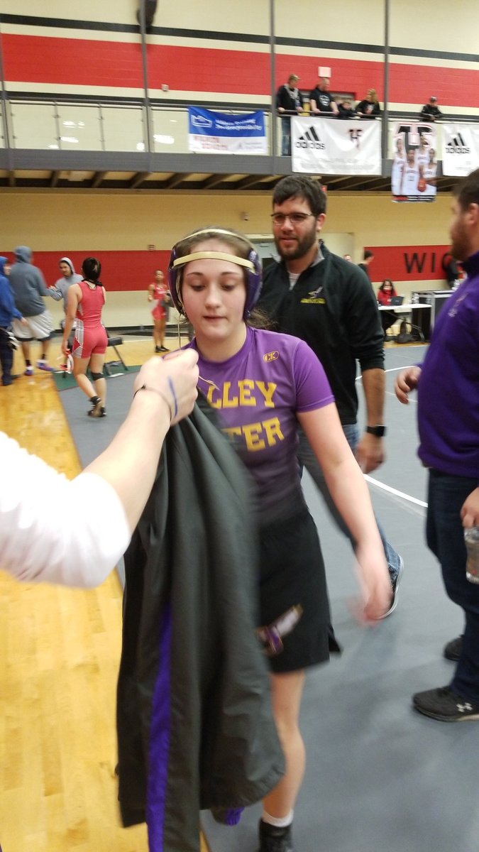 Taryn "Karen" Knedgen with the quick 1st period pin.... She might be better than our Varsity 182# .....@Banningham02