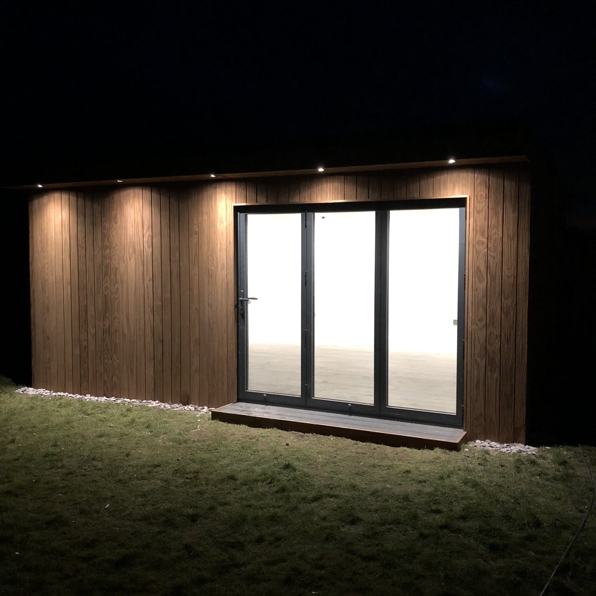 SamMacDonaldArt's tweet photo. New studio and first piece of work. #outdoorbuildinggroup #artiststudio #garedengallery  #studio #workspace  #wildlifeartist https://t.co/BSiRJlqKhv