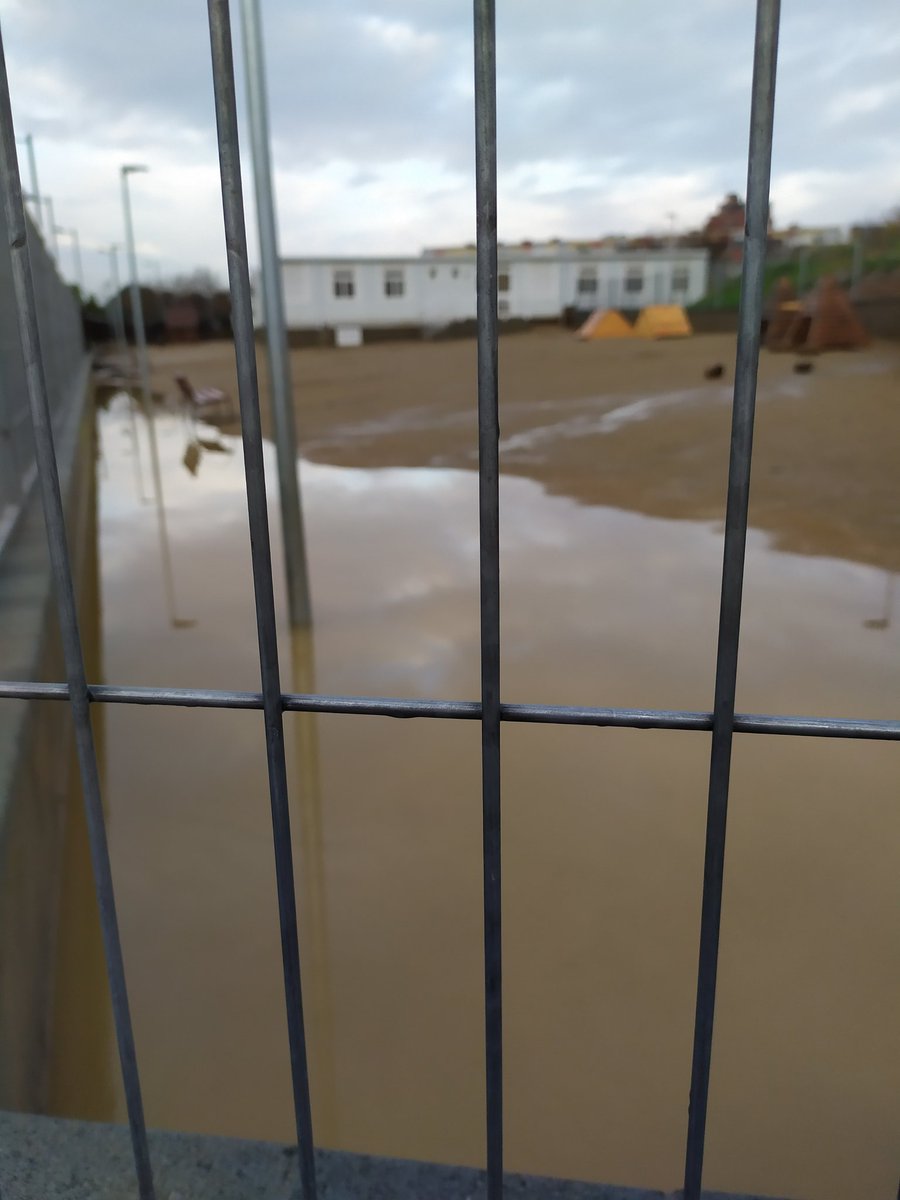 PebrotsFins's tweet photo. A @AfaLaMirada ens queixem per vici. A @esclamiradaSC no tindrem menjador, cuina, gimnàs, Sala polivalent, informàtica, ... Pero tenim piscina d'estiu a l'hivern (per a infantil, a veure primaria, que igual tenim pista americana). #LaMiradaIndignada https://t.co/VZZrKHGTTy