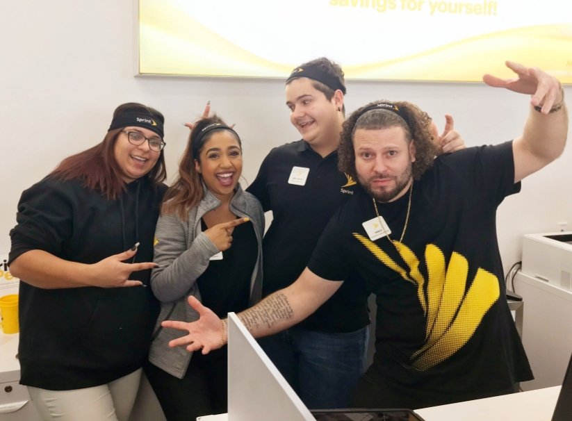 Come join the fun at your amazing Lake Underhill Sprint location AND win a gym membership! 💪 @Briannc88 <a href="/HollyJoyRamos/">Holly Ramos</a> #Sprint