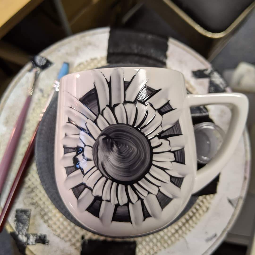 deniseceramics's tweet photo. After ink practice I paint on my pots 
#potterypainting #intheround #line #round #blackandwhite #handpainted #deniseosullivanceramics #mugs #independentartist #indiebusiness #stokeontrent #artisan #black #ink #ceramicink #studio #satisfying #vibes #energy #lovework #noregrets https://t.co/RScRbARtZO