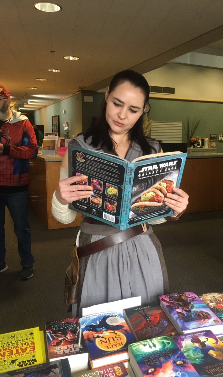 cheerful_earl's tweet photo. Rey is looking into cooking in her post-Galactic War free time... #LumaCon https://t.co/Xfe0uUX4Qx