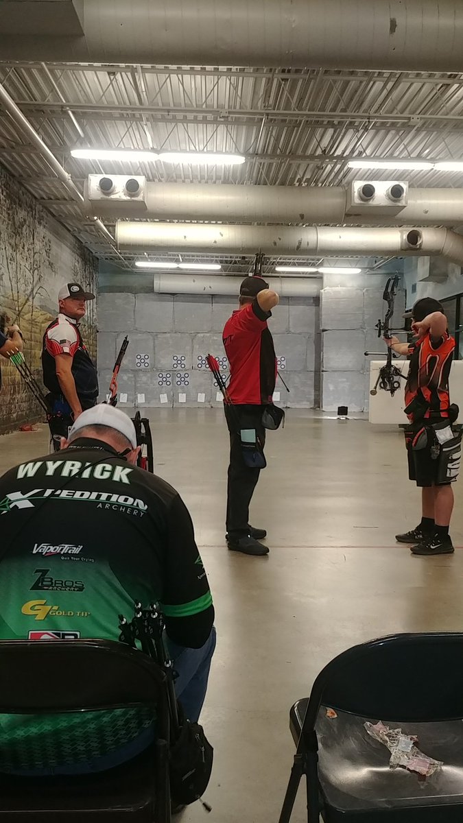 Kringlez4's tweet photo. Warm-up with @jeffylcase at the big #SYWAT #hoytarchery #bowlife @BassProShops https://t.co/5ZyxeOxCjq