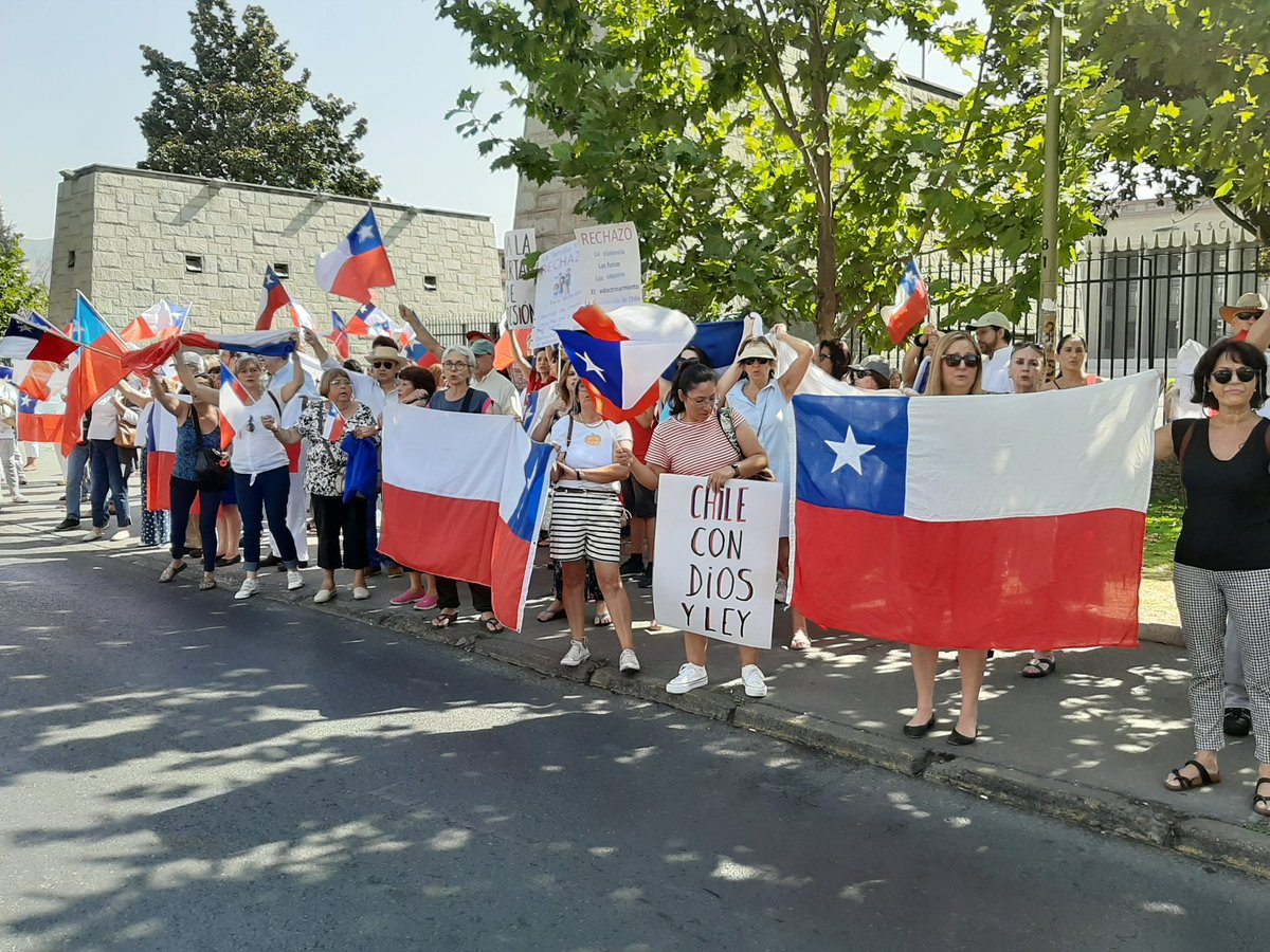 andres20ad's tweet photo. No son jóvenes, son viejos
No son miles, son un puñado
No son demócratas, son fascistas
No quieren un Chile más justo, sino una patria podrida
No tienen futuro, solo un miserable pasado
Van a la Escuela Militar a pedir la intervención de los milicos
Cobardes golpistas! https://t.co/BiMuyO4v4Q