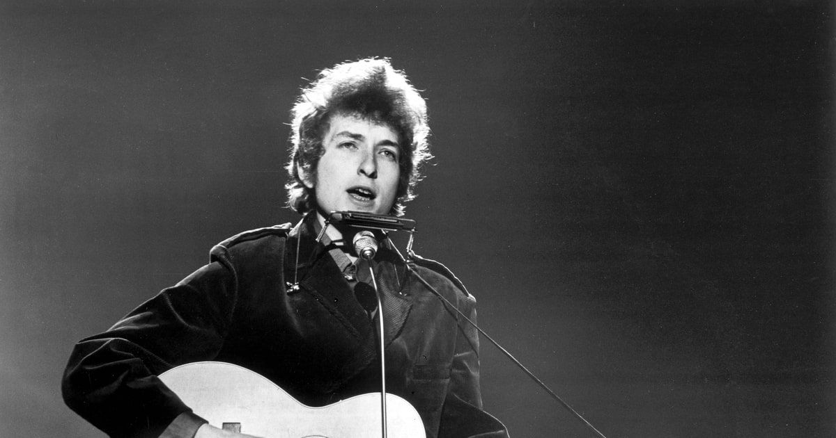 Siir_Sokaktadir's tweet photo. 'Adını bile duymak istemediklerini her gün görürsün; Yüzünü görmekten hiç sıkılmayacağınla ise aranda mesafeler vardır.'

 Bob Dylan https://t.co/jimtUnDkbD