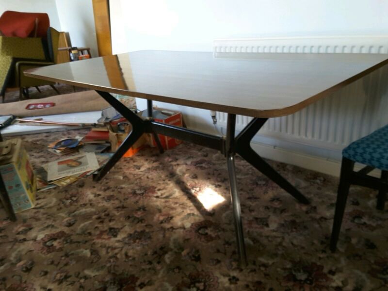 KitchenVintage's tweet photo. Retro #formica Rectangular Dining Table And 4 Chairs . Brown With Black Legs #vintage https://t.co/zc5MLq7FyU https://t.co/YTCHy0oYTB