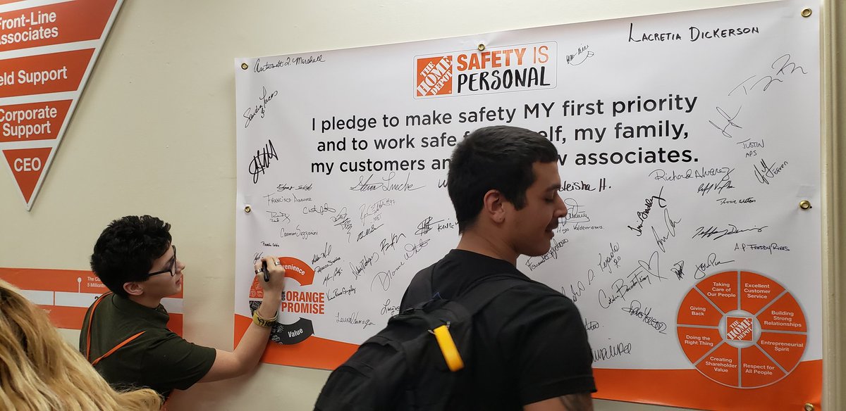 BillGreen279's tweet photo. 2020 New associate orientation at 279!! Safety is Personal from day 1! @HD6872 @EfrenExports @tiffwhitedennis @heidihorupp https://t.co/HcZ2CcuyOA