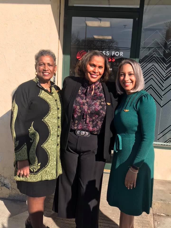 GQL1996's tweet photo. The Big Apple Cluster was present with our President Dr. Kimberly Jeffries Leonard and Dress for Success CEO and Greater Queens Chapter member, Joi Gordan for the official signing of the partnership MOU between The Links, Inc., & Dress for Success. #linksinc #EALinks #GQLinks https://t.co/cdBiuAjUmD