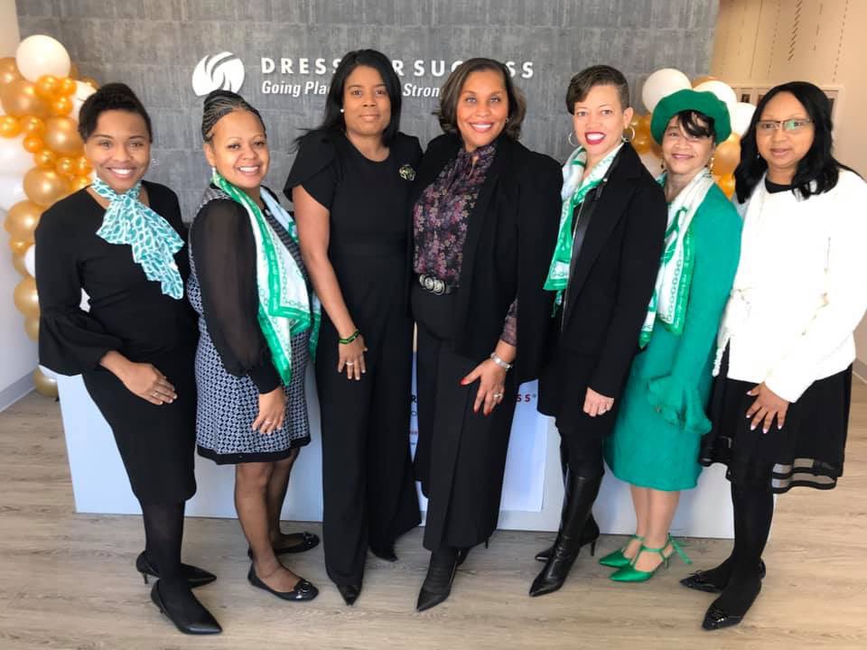 GQL1996's tweet photo. The Big Apple Cluster was present with our President Dr. Kimberly Jeffries Leonard and Dress for Success CEO and Greater Queens Chapter member, Joi Gordan for the official signing of the partnership MOU between The Links, Inc., & Dress for Success. #linksinc #EALinks #GQLinks https://t.co/cdBiuAjUmD