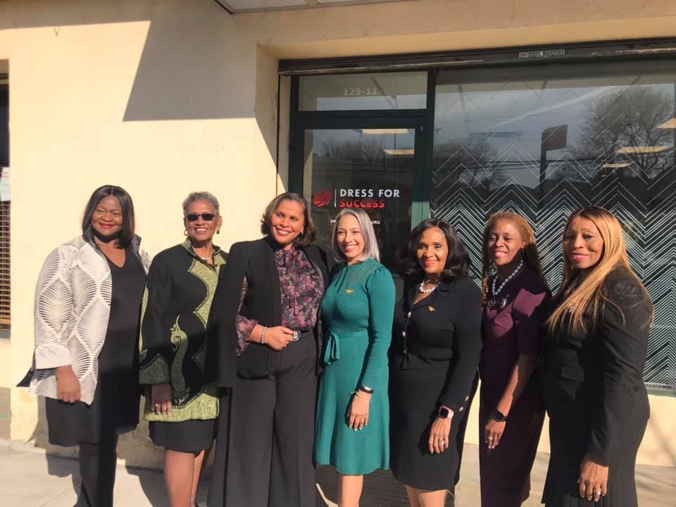 GQL1996's tweet photo. The Big Apple Cluster was present with our President Dr. Kimberly Jeffries Leonard and Dress for Success CEO and Greater Queens Chapter member, Joi Gordan for the official signing of the partnership MOU between The Links, Inc., & Dress for Success. #linksinc #EALinks #GQLinks https://t.co/cdBiuAjUmD