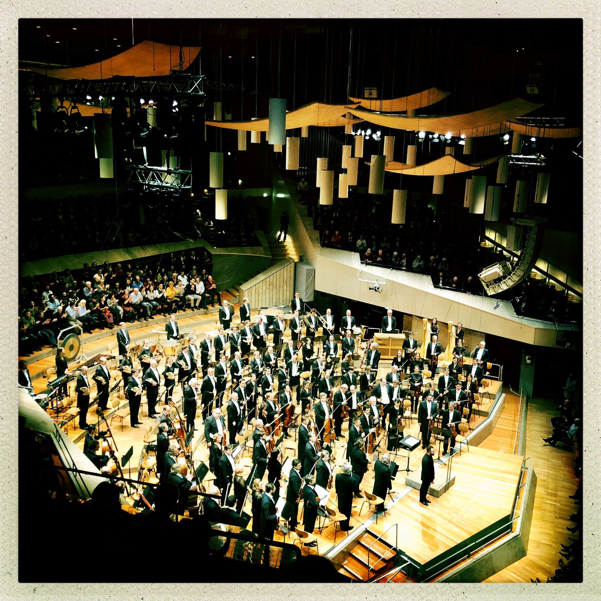 may_power_day's tweet image. Was für ein Abend, was für eine Kraft, was für eine Musik. This was a blast! Danke @BerlinPhil Glücklich in dieser Stadt mit diesem Orchester zu leben. #Mahler #6te #Sinfonie #KirillPetrenko