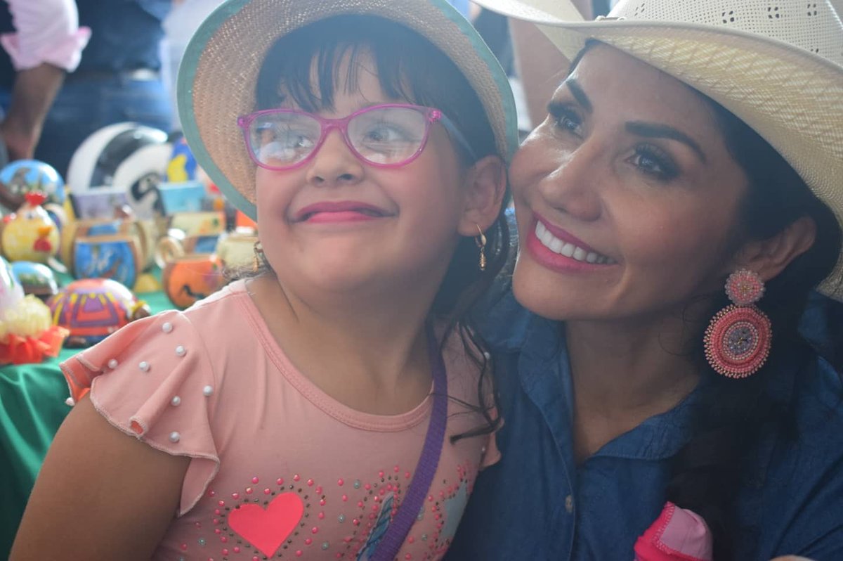 AmandaRocioG's tweet photo. Agradezco el apoyo de @SALOMONGOBER, @GobCasanare y @johanamoreno82, @alcaldiaaguazul para realizar la Feria Turística, Gastronomíca y Artesanal en mi querido #Aguazul. Sigo buscando espacios para conservar y exaltar la cultura que nos enorgullece. https://t.co/PVdZNSzHGY