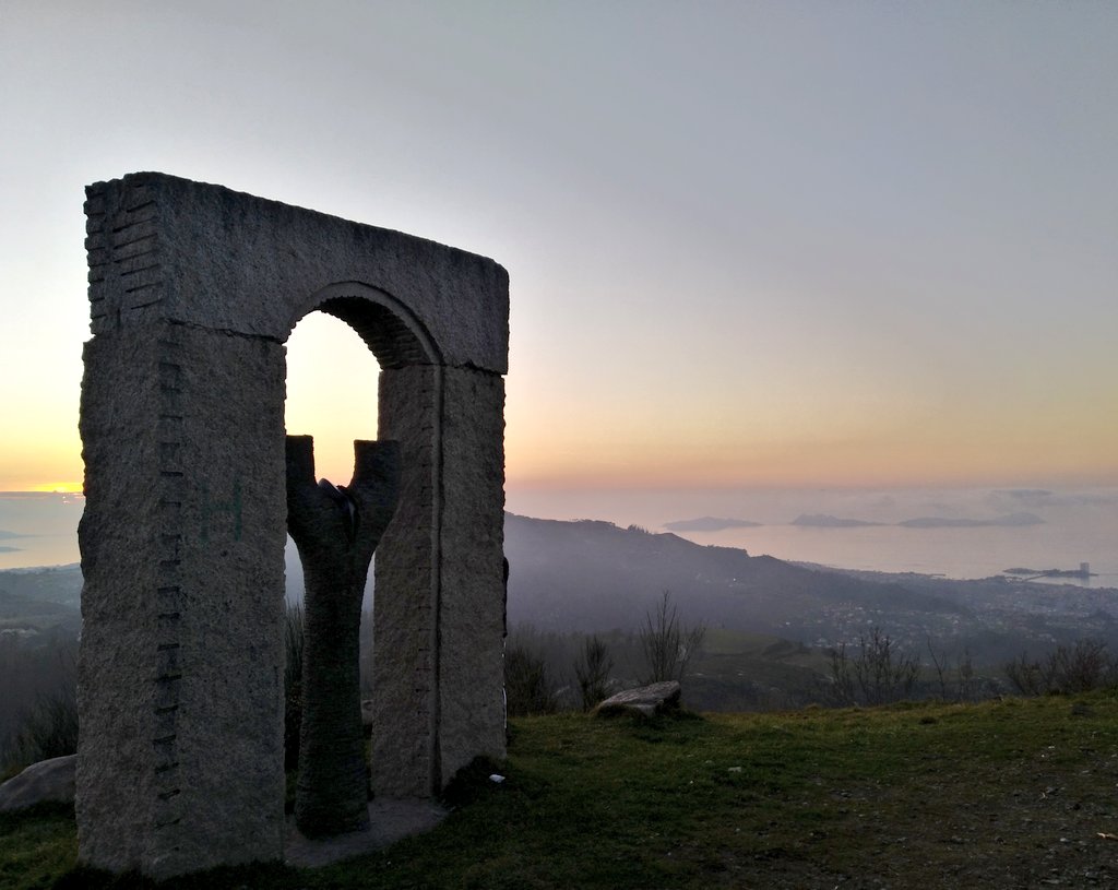 loves_galicia's tweet photo. A neboa cubre o #montealba en #vigo #loves_galicia boa noite tuiteir@s e boa #findesemana 😉 https://t.co/FP4E5BRO8l