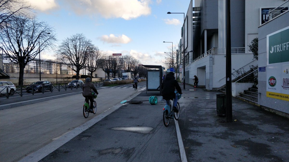  #Lapistedangereuse est à Ivry sur Seine, ligne C du RER V.  @vincevlo analyse: “magnifique piste bidirectionnelle toute neuve... Avec un arrêt de bus en plein milieu. Les cyclistes descendent sur le trottoir de bus ou montent sur le trottoir.”  #MerciLesExperts