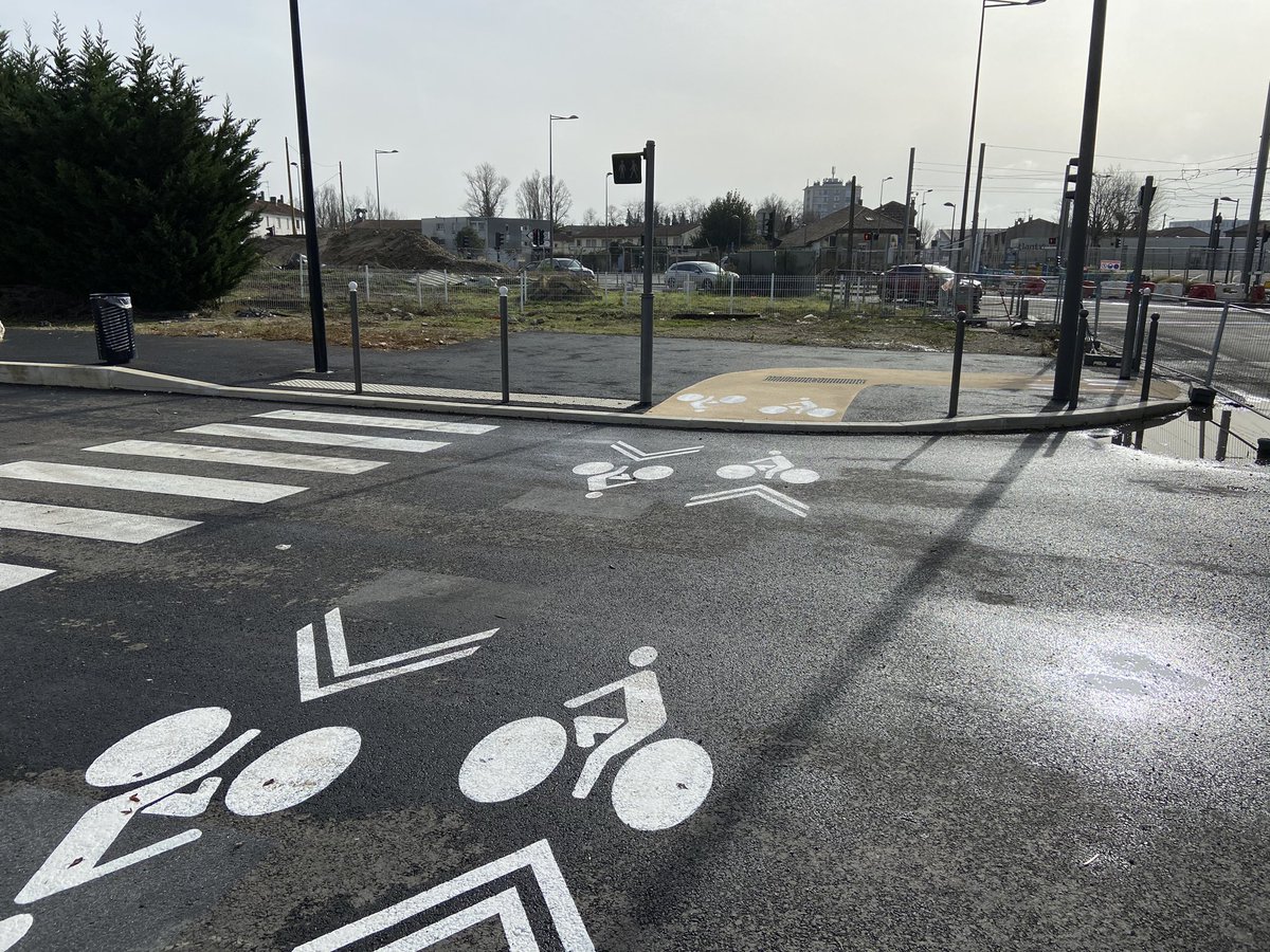  #Lapistedangereuse est à Carle Vernet, photos de  @VinoCyclo. Pour le comprendre: cette différence de hauteur est l’équivalent d’une bande de trottoir en plein milieu de la route pour les voitures. Ca passe, mais ca peut casser aussi   #mercilesexperts