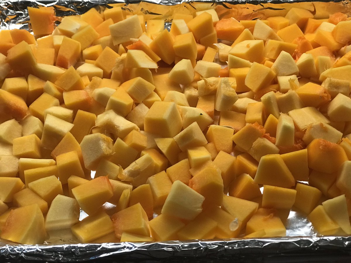 VaNiPaLeTi's tweet photo. Guess what’s cooking ? What are all the #vegetables do you #spy?#RoastedVegetable #medley #SaturdayNight #SaturdayKitchen #chefdoc #docchef https://t.co/E6bsJLEx0g