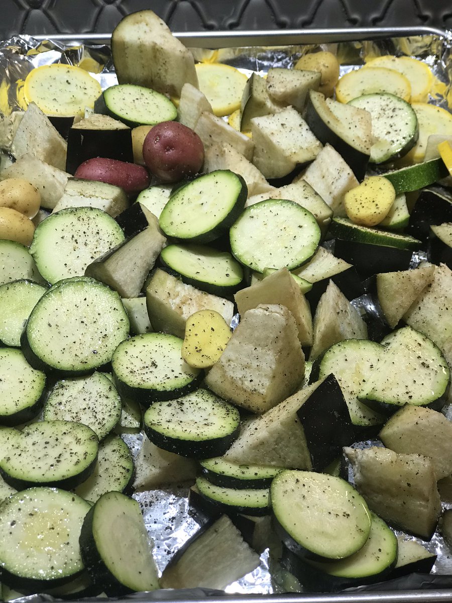 VaNiPaLeTi's tweet photo. Guess what’s cooking ? What are all the #vegetables do you #spy?#RoastedVegetable #medley #SaturdayNight #SaturdayKitchen #chefdoc #docchef https://t.co/E6bsJLEx0g