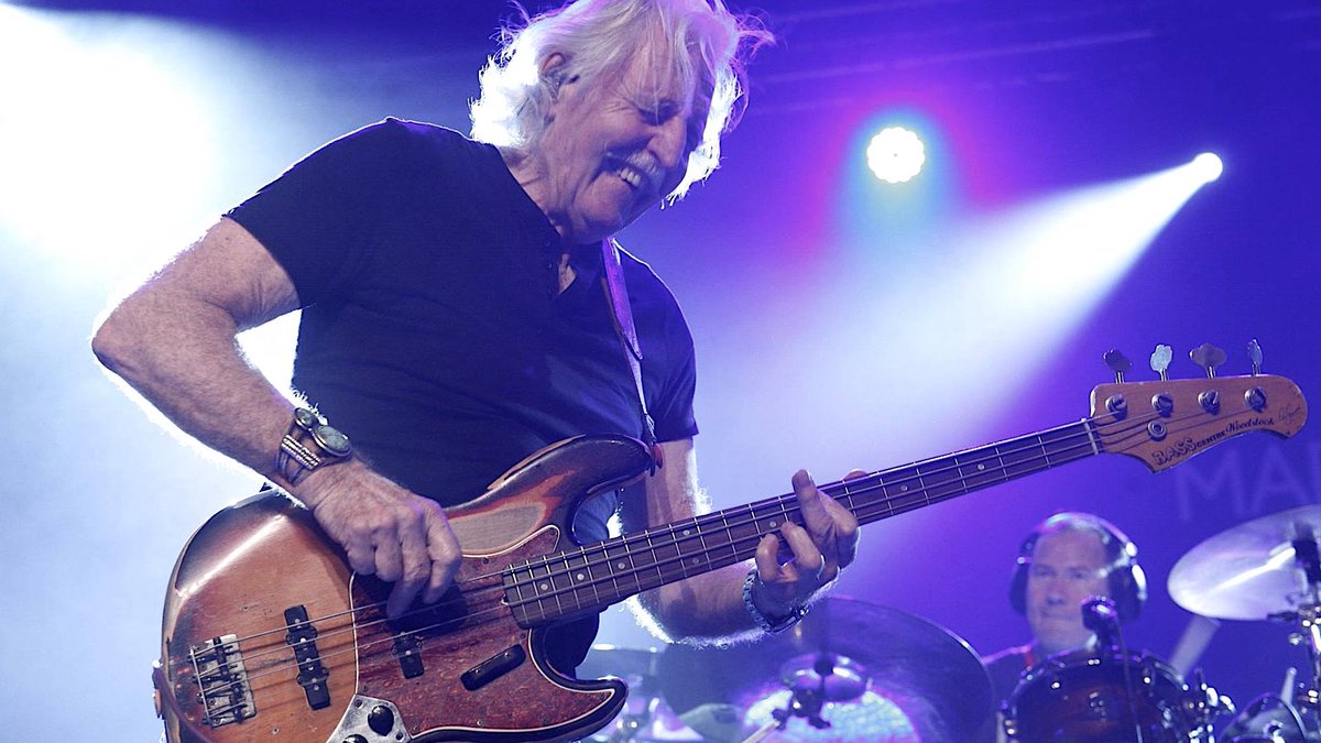 THIS  SUNDAY, JANUARY 26... Veteran British Bass Master <a href="/LeoLyonsBass/">LEO LYONS</a> brings blues-rock power trio @10070Split to Tilburg's <a href="/013/">013 Poppodium</a>, recreating Ten Years After's legendary, incendiary '69 performance at Max Yasgur's farm with his trusty replica <a href="/BassCentre/">The Bass Centre</a> Woodstock Bass, naturally!