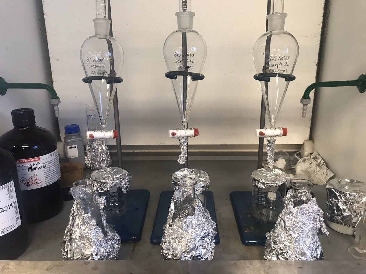 robynebarrett's tweet photo. 3 liquid-liquid extractions down sooo many more to go but excited to get some good results 🤞🏼 #chemistryproject #chemistry #research https://t.co/oukebxRt7g